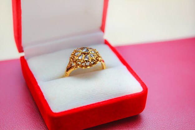 Anello in oro con diamanti, gemma stile thai.