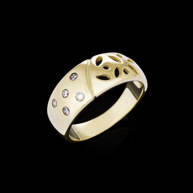 Anello in oro su sfondo nero