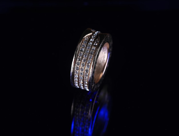 anello nuziale in oro con diamanti isolato su sfondo nero