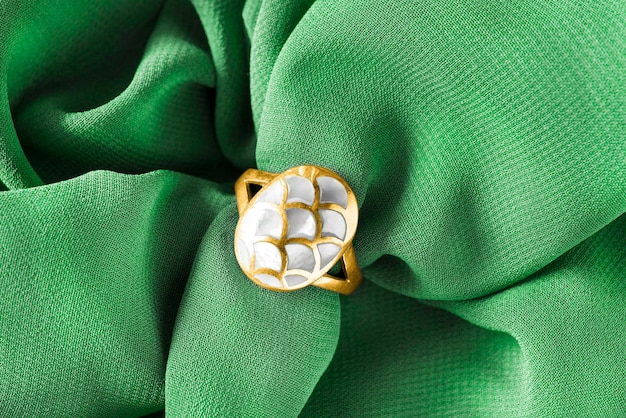 Anello su seta verde