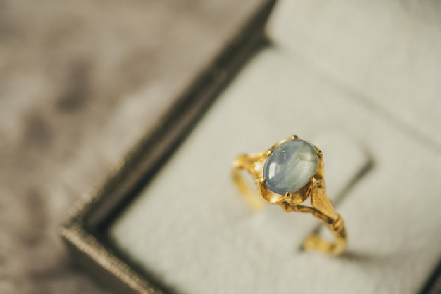 Anello vintage in oro con zaffiro blu gioielli in confezione regalo di gioielli