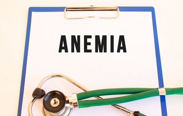 ANEMIA- testo sulla cartella medica con documenti e stetoscopio