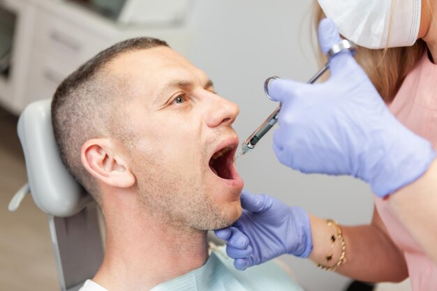Anestesia da puntura da parte di un dentista a un paziente in una clinica dentale Concetto di trattamento dentale