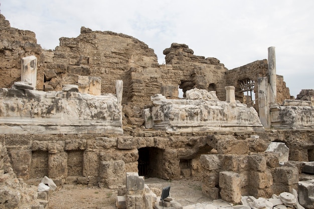 Anfiteatro di bassorilievi dell'antica città di Side