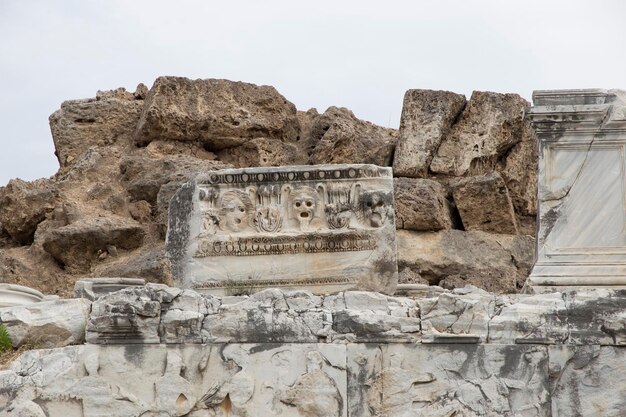 Anfiteatro di bassorilievi dell'antica città di Side