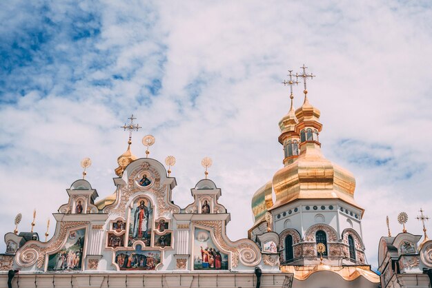 Angelo basso del monastero storico di kiev pechersk lavra in Ucraina con cielo nuvoloso