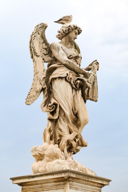 Angelo con la statua delle fruste nel ponte di Adriano Roma Italia