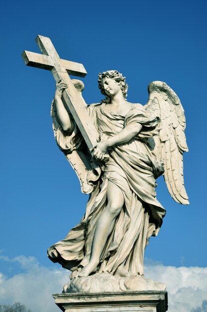 Angelo in marmo con la Santa Croce dal ponte Ponte Sant'Angelo nel centro di Roma, Italia