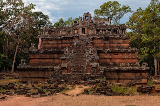 Angkor Wat è un enorme complesso di templi indù in Cambogia.