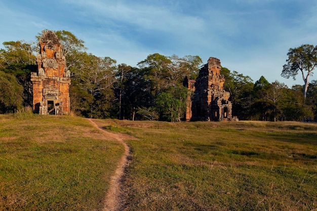 Angkor Wat è un enorme complesso di templi indù in Cambogia
