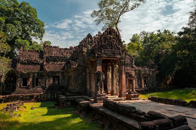 Angkor Wat è un enorme complesso di templi indù in Cambogia