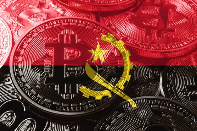 Angola bitcoin flag, bandiera nazionale criptovaluta concetto sfondo nero