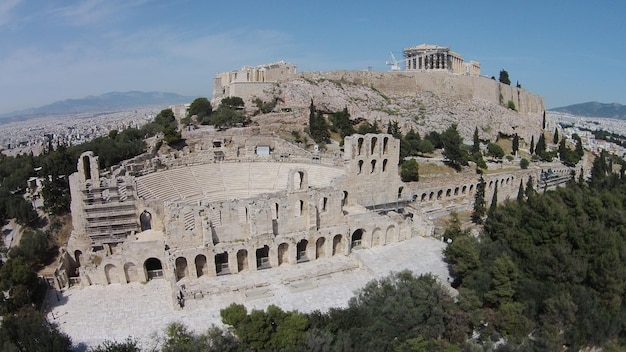 Angolo alto della città con un anfiteatro abbandonato in primo piano