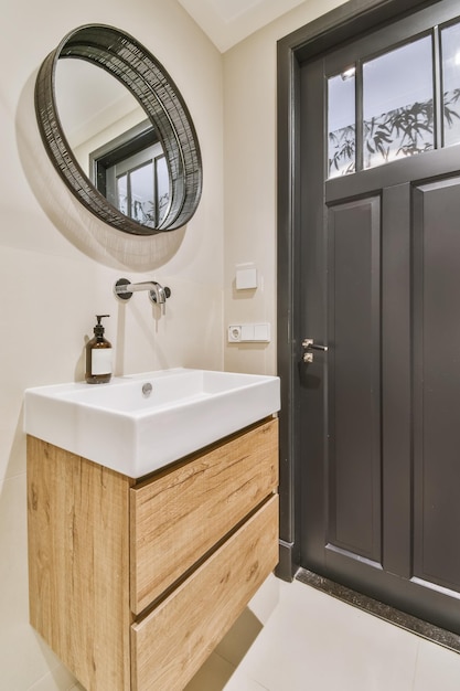 Angolo bagno con lavabo elegante e specchio rotondo