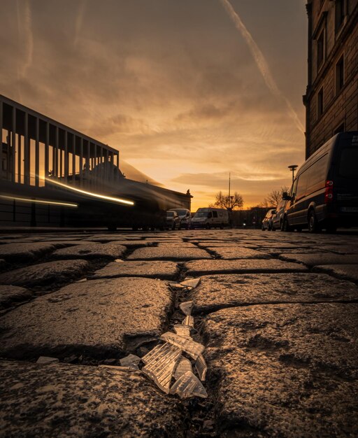 Angolo basso su una strada