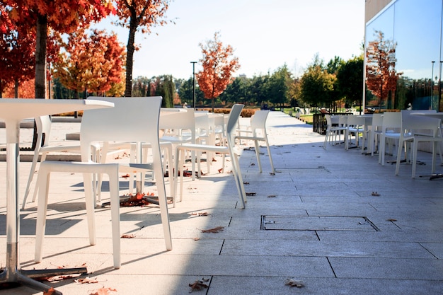 Angolo del giardino in autunno. Veranda romantica, terrazza rustica. Vecchia terrazza del caffè, caffè all'aperto. Design d'interni moderno