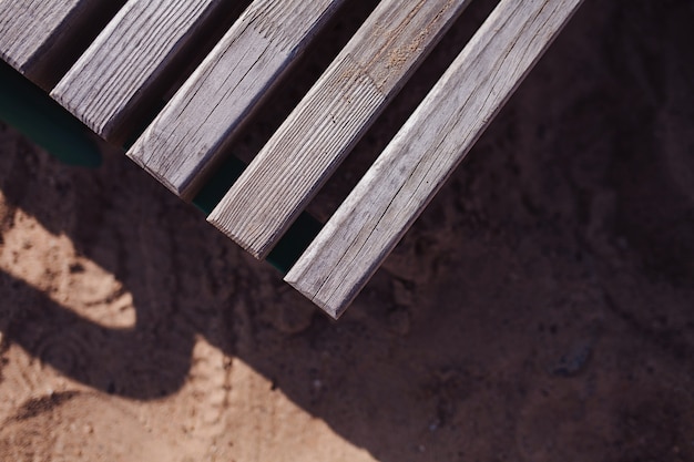 Angolo del vecchio tavolo di legno