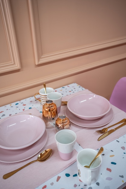 Angolo pranzo con tavolo terrazzo e sedia rosa baby