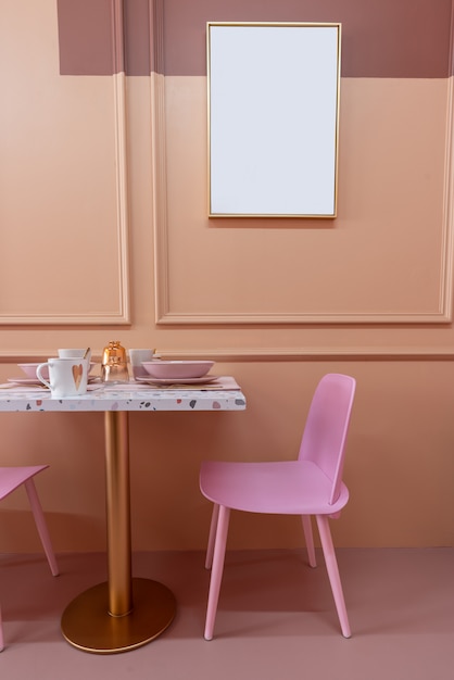 Angolo pranzo con tavolo terrazzo e sedia rosa baby