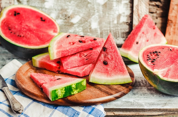 Anguria e pezzi di frutta su legno