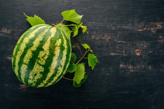 Anguria fresca Frutti Melone Su uno sfondo di legno nero Spazio libero per il testo Vista dall'alto