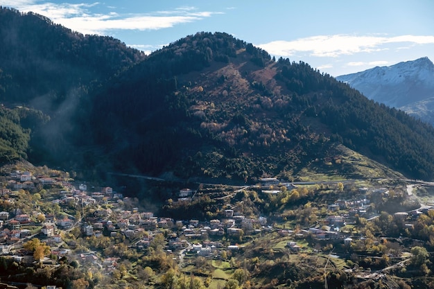 Anilio Epiro Grecia Veduta aerea del villaggio tradizionale sul monte Pindo vicino a Metsovo