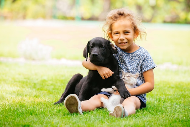 Animali domestici che danno il loro amore ai bambini piccoli