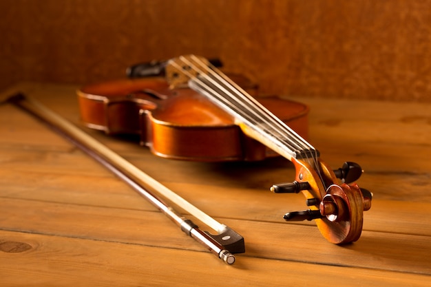 Annata classica del violino di musica nel fondo di legno