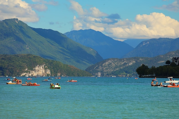 Annecy, Francia, - 20 agosto 2020: Vista sul Lago di Annecy in Francia. Il lago di Annecy è un lago perialpino dell'Alta Savoia in Francia.