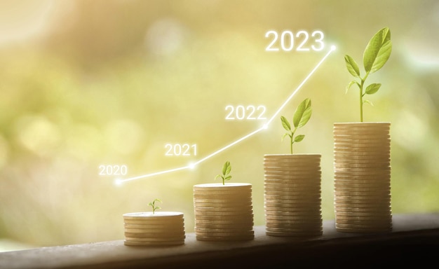 Anno di crescita in crescita dal 2020 al 2023 Grafico aziendale con freccia in alto Pila di monete in denaro in crescita