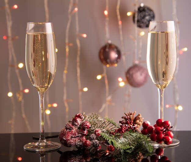 Anno nuovo brindisi concetto di champagne con decorazioni festive