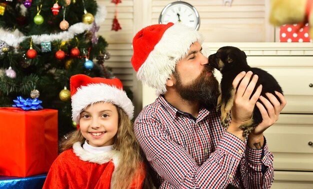 Anno nuovo di cane, bambino di buon natale, padre con cucciolo