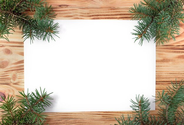 Anno nuovo e cartolina di Natale su uno sfondo di legno con rami di abete, piatto, copia spazio, mock up.