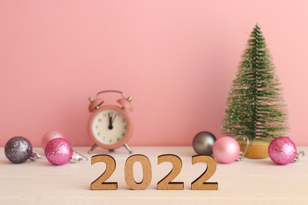 Anno nuovo o sfondo di Natale con spazio per le copie Orologio con palline giocattolo per albero di Natale e numero 2022