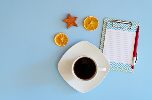 Anno nuovo piatto adagiato su sfondo blu Decorazioni natalizie con spezie secche e cannella tazza di caffè