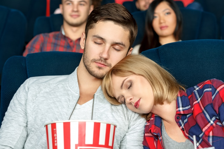 Annoiato a dormire. Il primo piano ha sparato di bella giovane coppia che dorme durante i film in un cinema locale