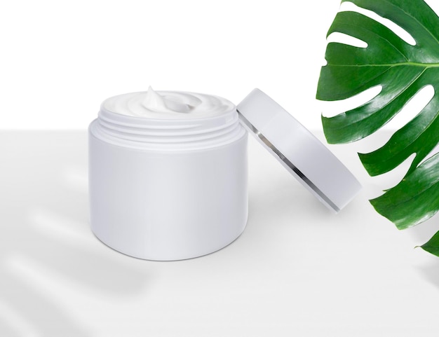 Annuncio di prodotti per la cura della pelle di lusso di Crema cosmetica con foglia di monstera