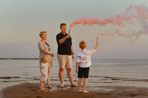 Annuncio di rivelazione di genere sulla spiaggia Famiglia amorevole in attesa di una bambina Momenti felici