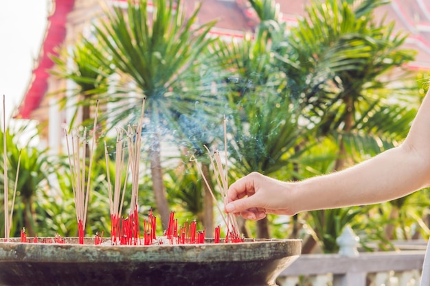 Annusa il fumo dell'incenso, il fumo del bastoncino d'incenso nel tempio, il fumo dell'incenso nel santuario degli spiriti.