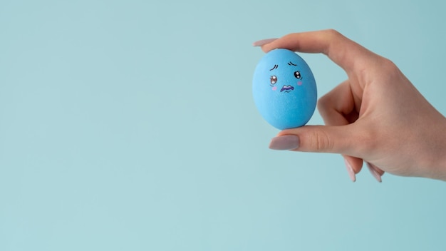 Ansia disturbo mentale blu triste uovo mano