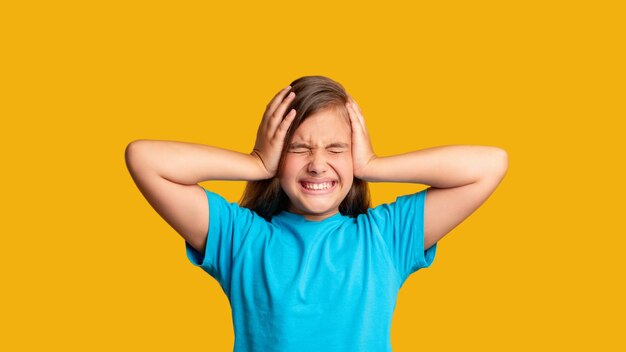 Ansia infantile pressione sociale attacco di panico stress frustrazione ritratto di giovane ragazza in maglietta blu