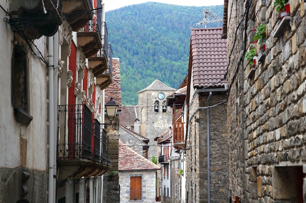 Anso Village street case in pietra nei Pirenei