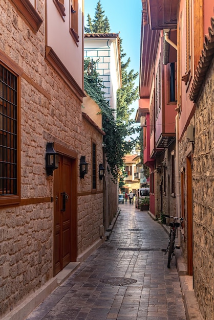 Antalya Turchia 15 novembre 2021 bici parcheggiata in una stradina storica a Kaleici, nel centro della città