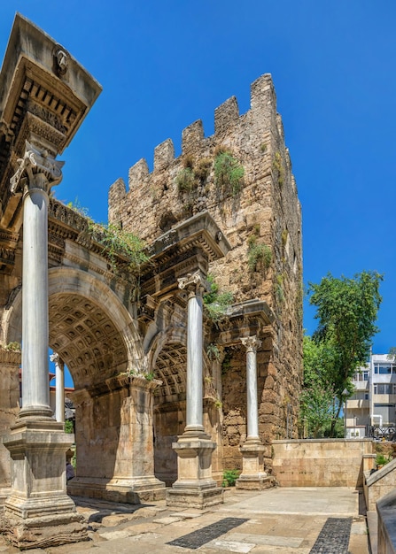 Antalya Turchia 19072021 Porta di Adriano nella città vecchia di Antalya Turchia in una soleggiata giornata estiva