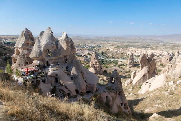 Antenna della città di Goreme con il castello rupestre di Uchisar all'orizzonte Cappadocia Anatolia Turchia Asia Minore Eurasia