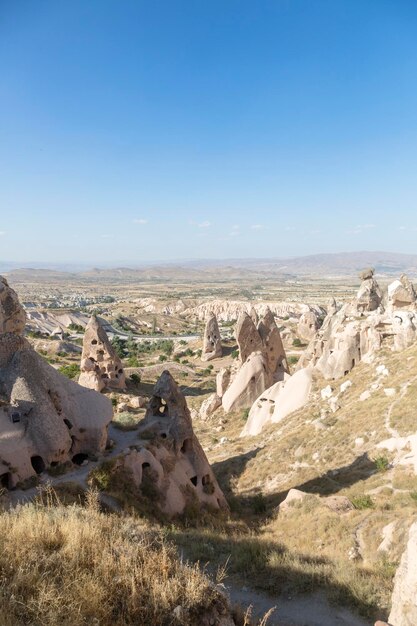 Antenna della città di Goreme con il castello rupestre di Uchisar all'orizzonte Cappadocia Anatolia Turchia Asia Minore Eurasia