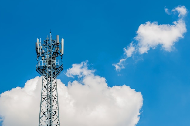 Antenna della torre del telefono con il fondo della nuvola e del cielo blu