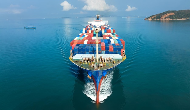 Antenna di fronte alla nave da carico che trasporta container e funziona per l'esportazione di merci dal porto del cantiere di merci al trasporto di merci oceaniche personalizzato via nave