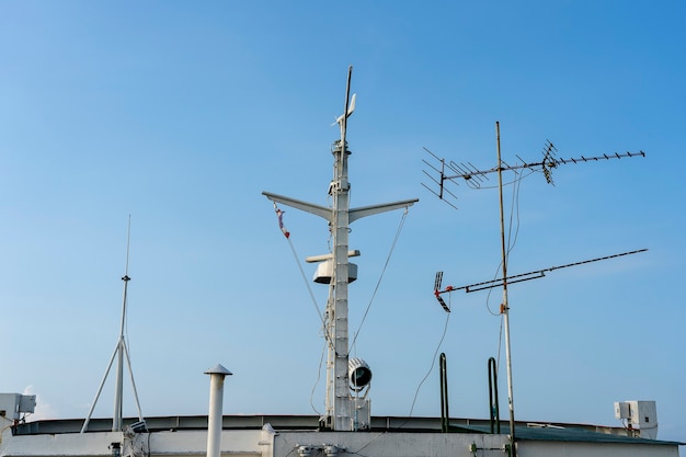 Antenna di navi e sistema di navigazione su un traghetto con luce solare e cielo blu sullo sfondo, Thailandia, primo piano