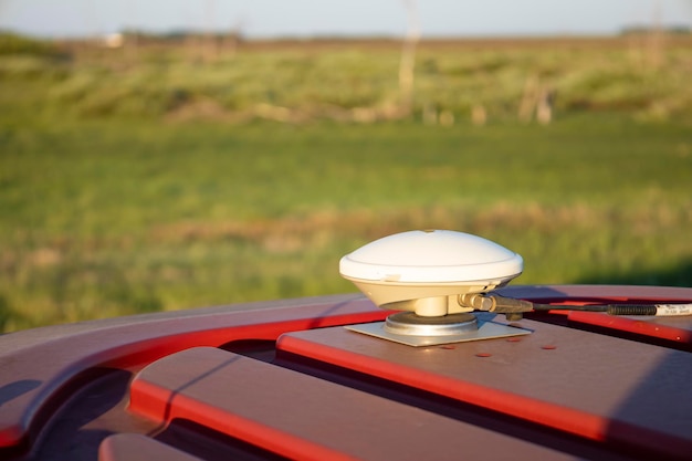 Antenna di navigazione su trattore speciale per campi di lavorazione.